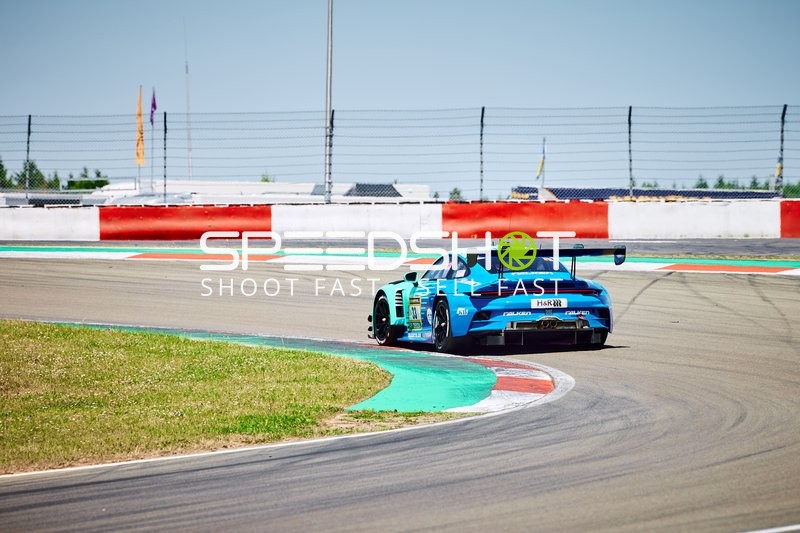 Falken Motorsports Porsche auf der Rennstrecke