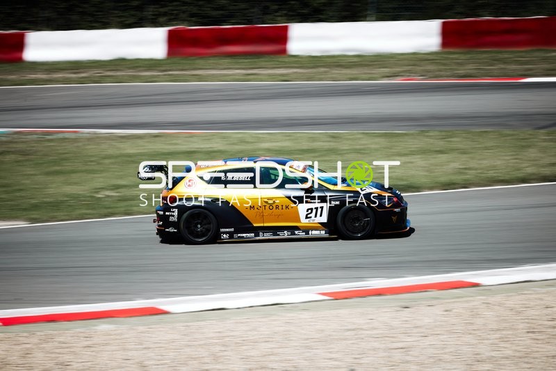 Rennfahrzeug auf der Rennstrecke