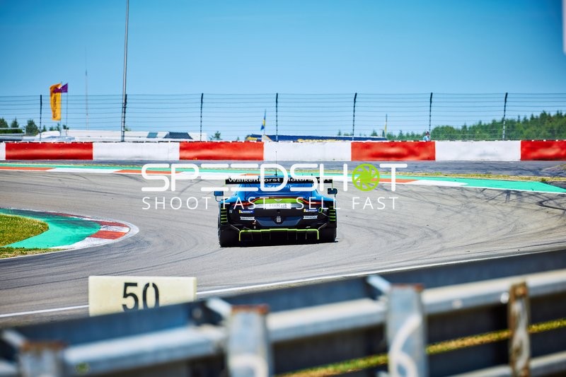 Rennfahrzeug auf der Rennstrecke