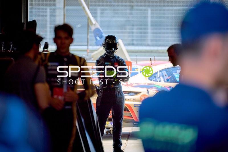 Rennfahrer in der Boxengasse