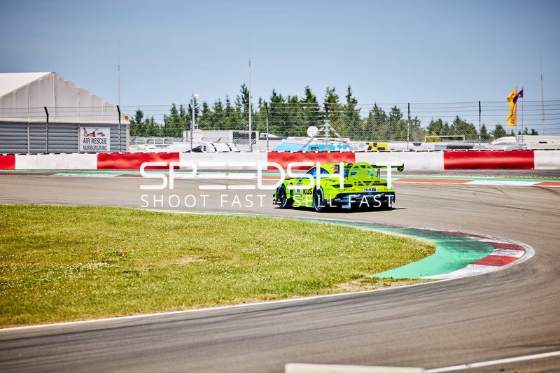 Rennfahrzeug auf der Rennstrecke