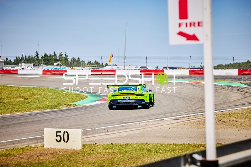 Rennfahrzeug auf der Rennstrecke