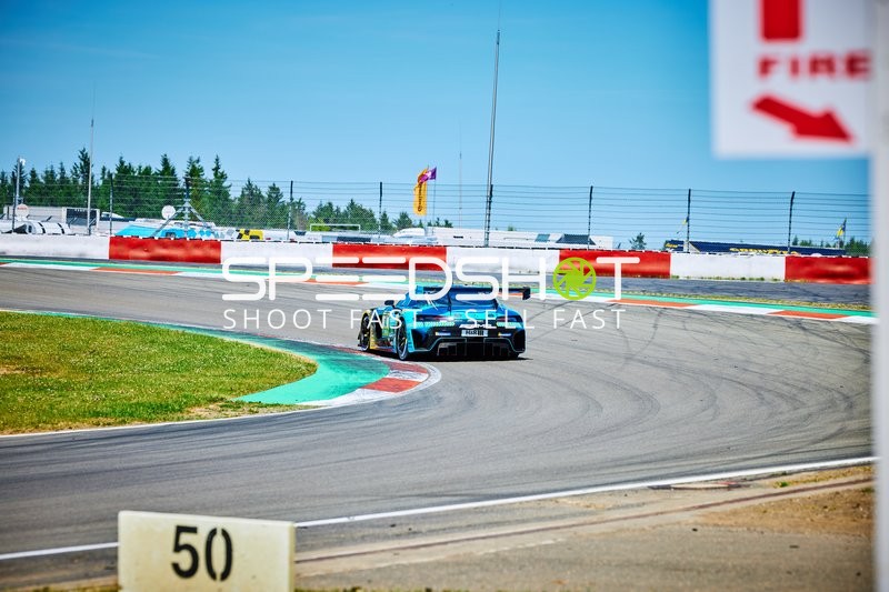 Rennfahrzeug auf der Rennstrecke