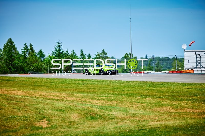 Rennfahrzeug auf der Rennstrecke