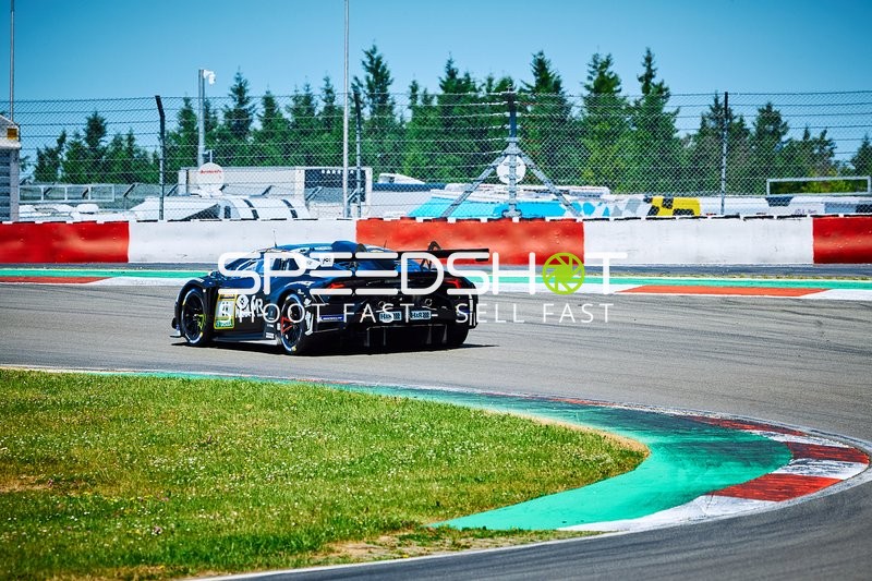 Rennfahrzeug auf der Rennstrecke