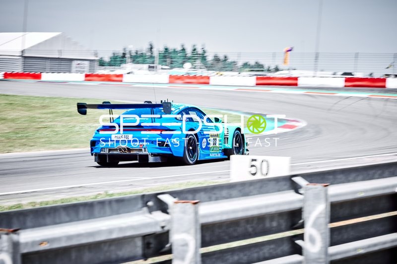 Falken Motorsports Porsche auf der Rennstrecke