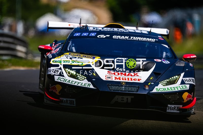 Rennfahrzeug auf der Rennstrecke