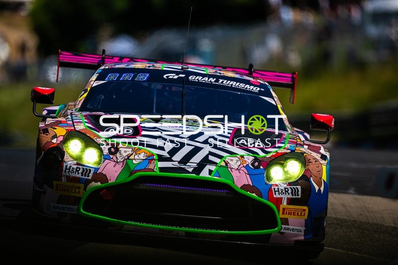 Rennfahrzeug auf der Rennstrecke