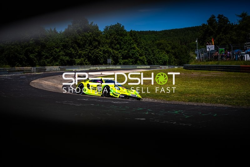 Rennfahrzeug auf der Rennstrecke