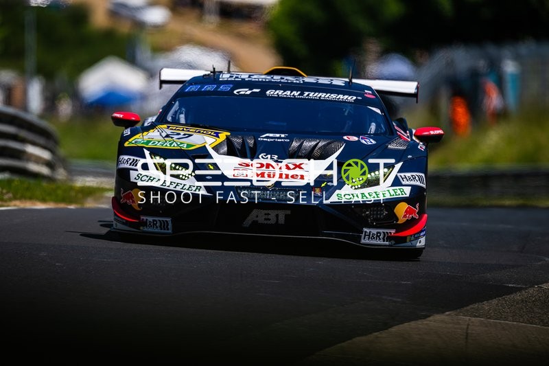 Rennfahrzeug auf der Rennstrecke