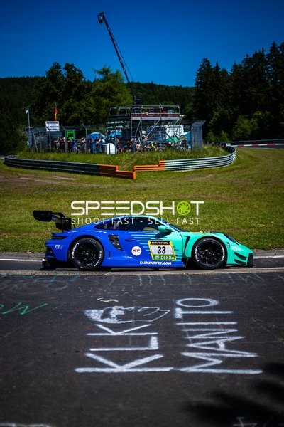 Falken Motorsports Porsche auf der Rennstrecke