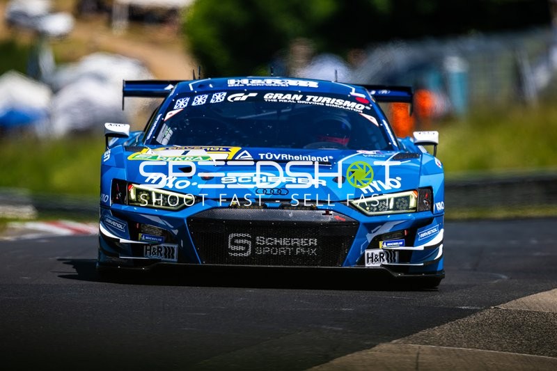 Fahrzeug auf der Rennstrecke