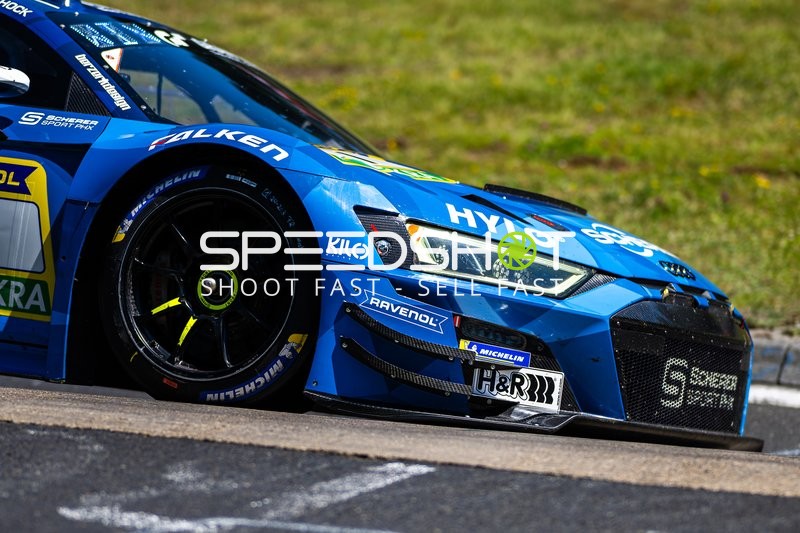 Rennfahrzeug auf der Rennstrecke