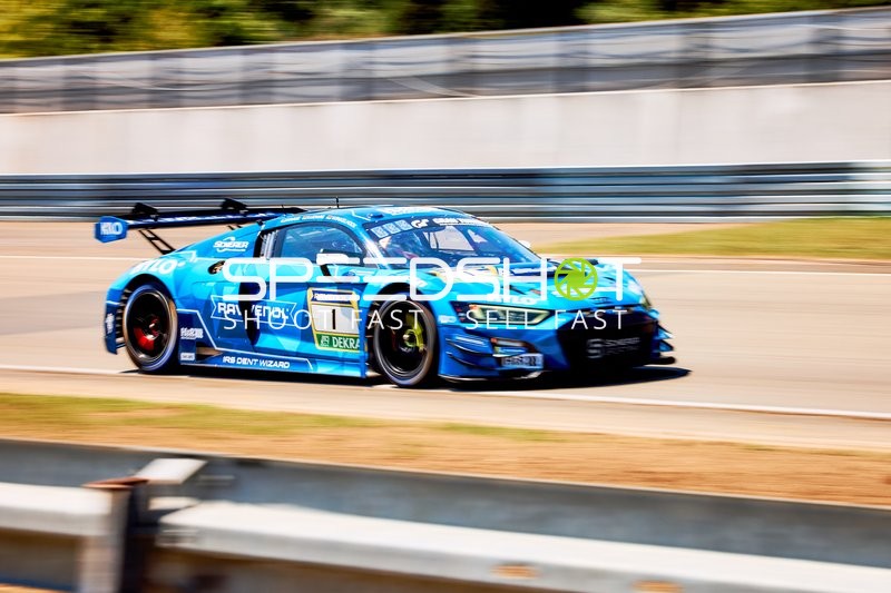 Rennfahrzeug auf der Rennstrecke