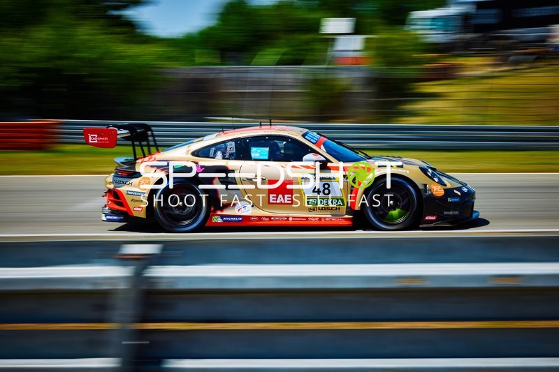 Rennfahrzeug auf der Rennstrecke