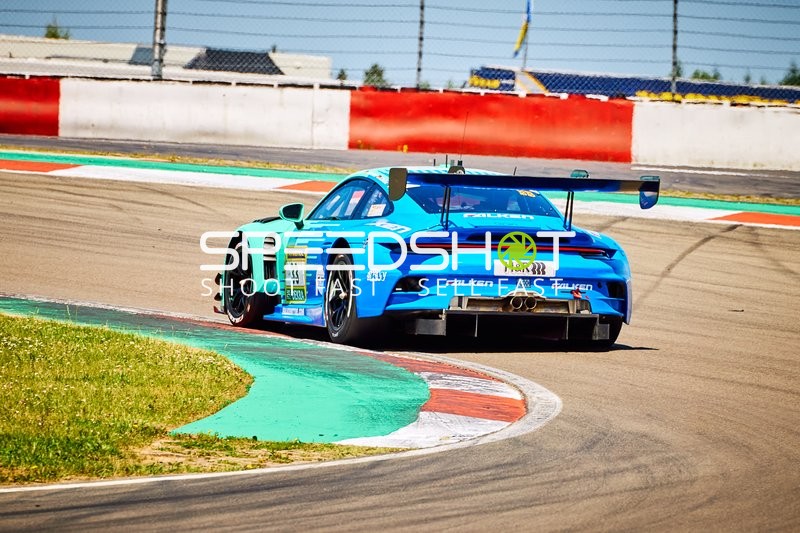 Falken Motorsports Porsche auf der Rennstrecke