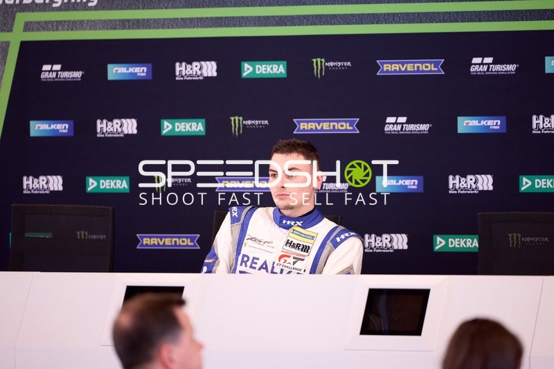 Fahrer bei Pressekonferenz