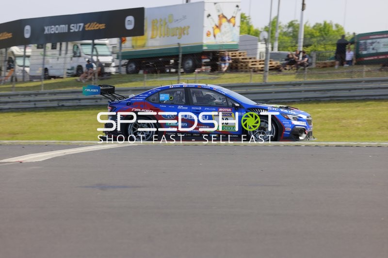 Rennfahrzeug auf der Rennstrecke