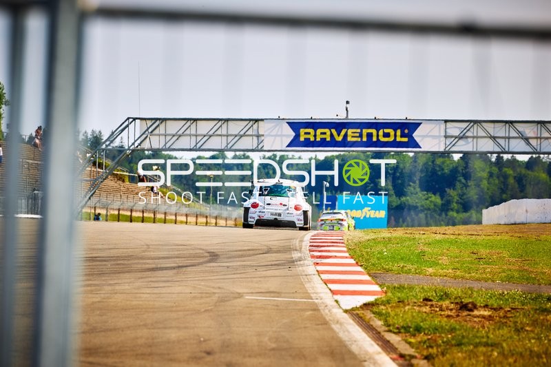 Rennfahrzeuge auf der Rennstrecke