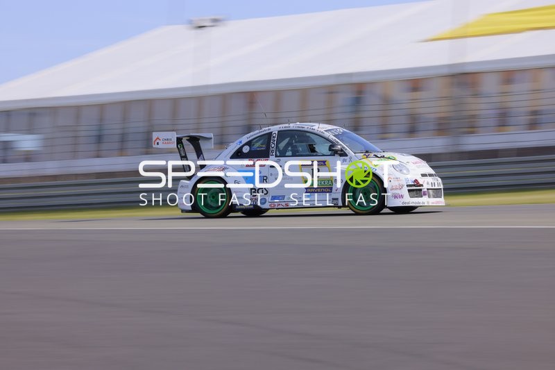 Rennfahrzeug mit Startnummer 13 auf der Rennstrecke