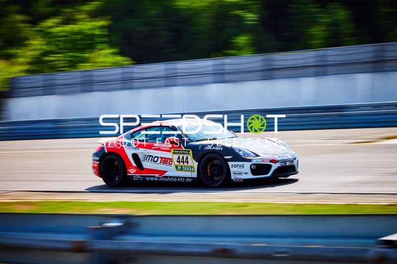 Rennfahrzeug auf der Rennstrecke