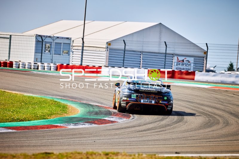 Rennfahrzeug auf der Rennstrecke