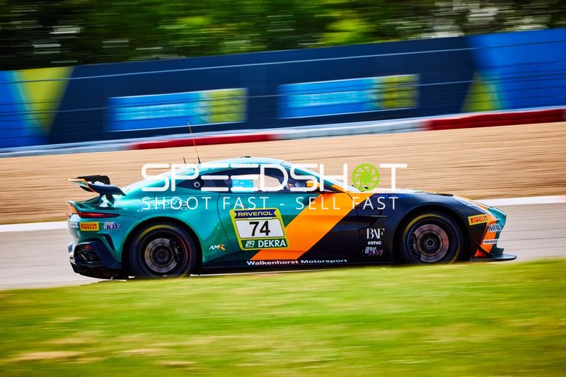 Rennfahrzeug auf der Rennstrecke