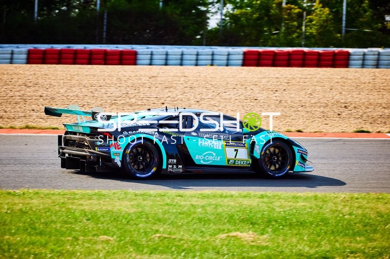 Fahrzeug #7 auf der Rennstrecke