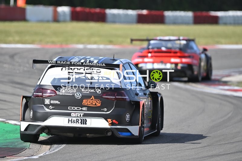 Rennfahrzeug auf der Rennstrecke