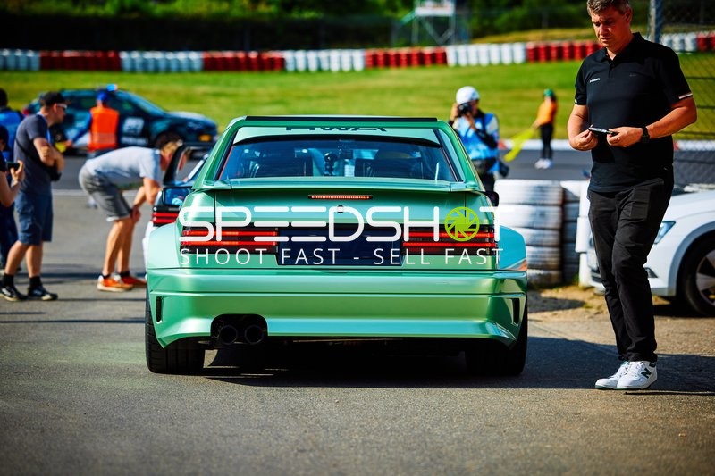 Rennfahrzeug in der Boxengasse