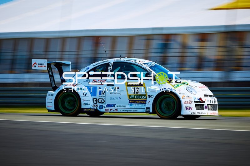 Fahrzeug auf der Rennstrecke