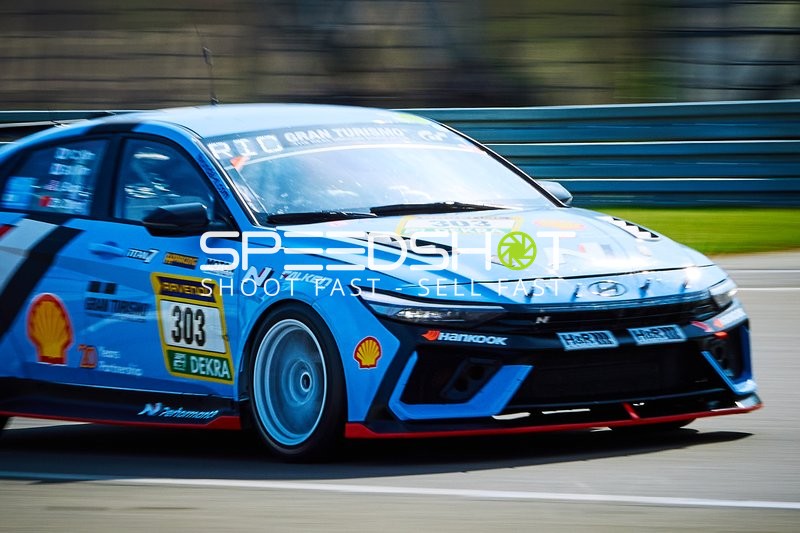 Hyundai Motosport Elantra N TCR auf der Rennstrecke