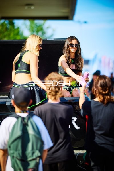 Fans und Promotion-Models beim Motorsport