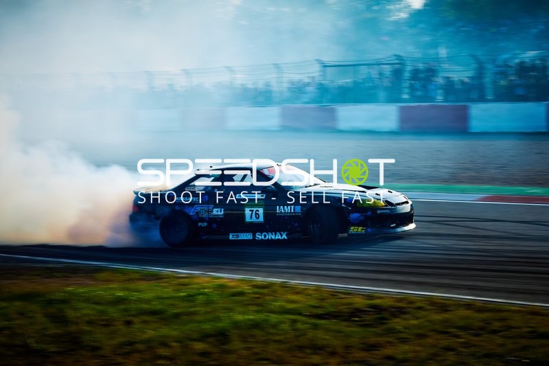 Rennwagen driftet am Nürburgring