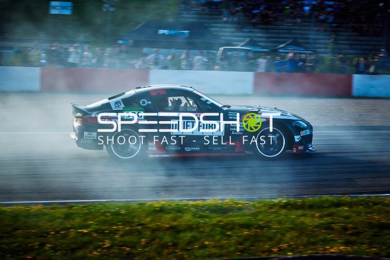 Rennfahrzeug auf der Rennstrecke