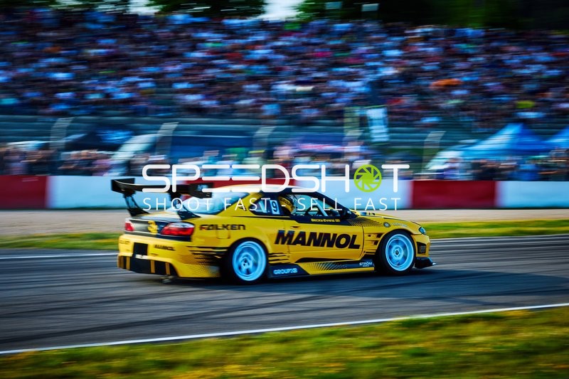 Rennfahrzeug auf der Rennstrecke