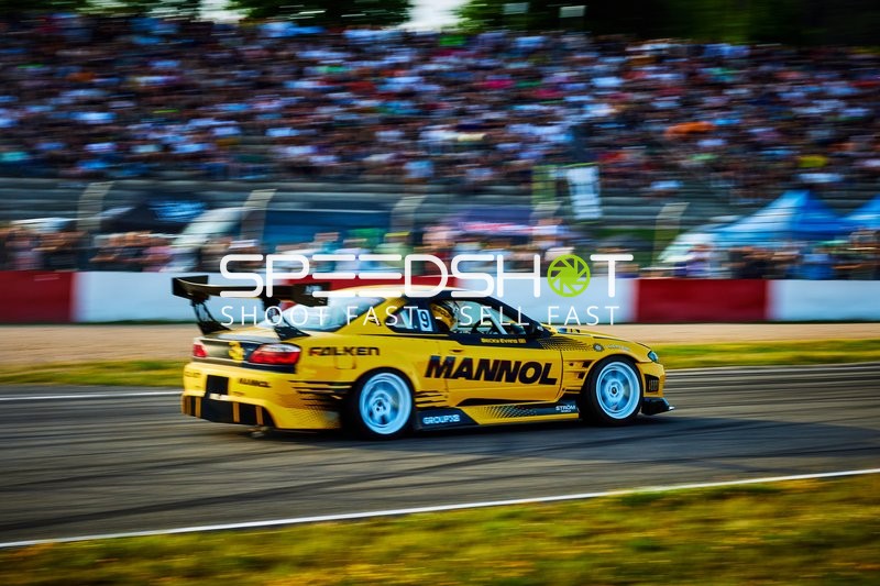 Rennfahrzeug auf der Rennstrecke