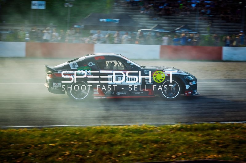 Driftfahrzeug auf der Rennstrecke