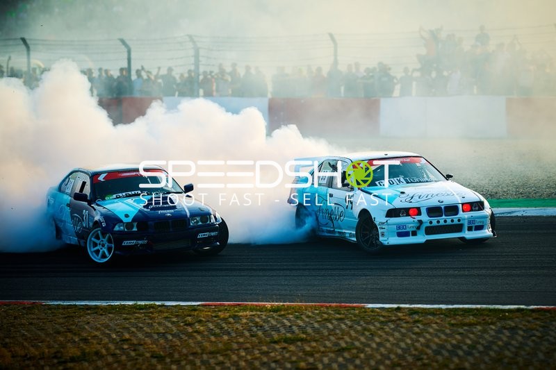 Driftfahrzeuge auf der Rennstrecke