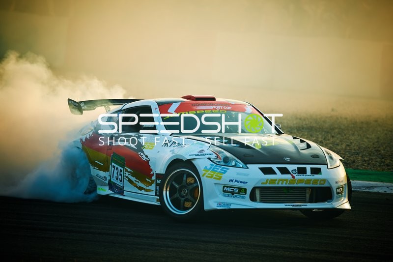 Rennfahrzeug driftet auf der Strecke