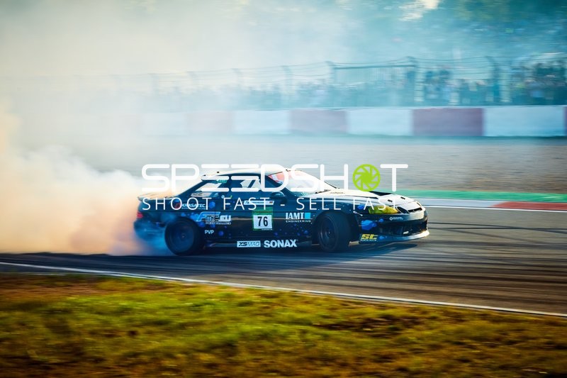 Driftfahrzeug auf der Rennstrecke