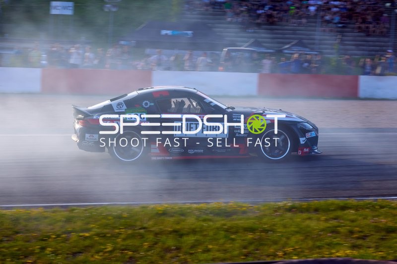 Rennfahrzeug driftet auf der Rennstrecke