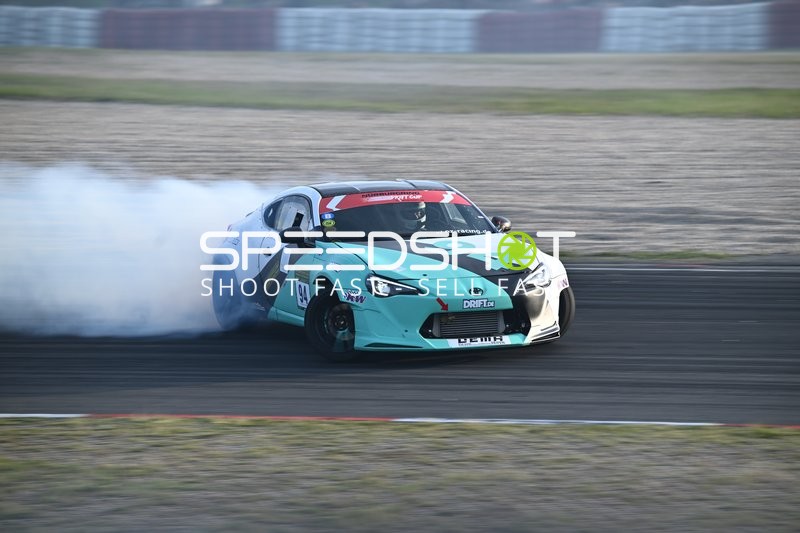 Rennfahrzeug driftet auf der Rennstrecke