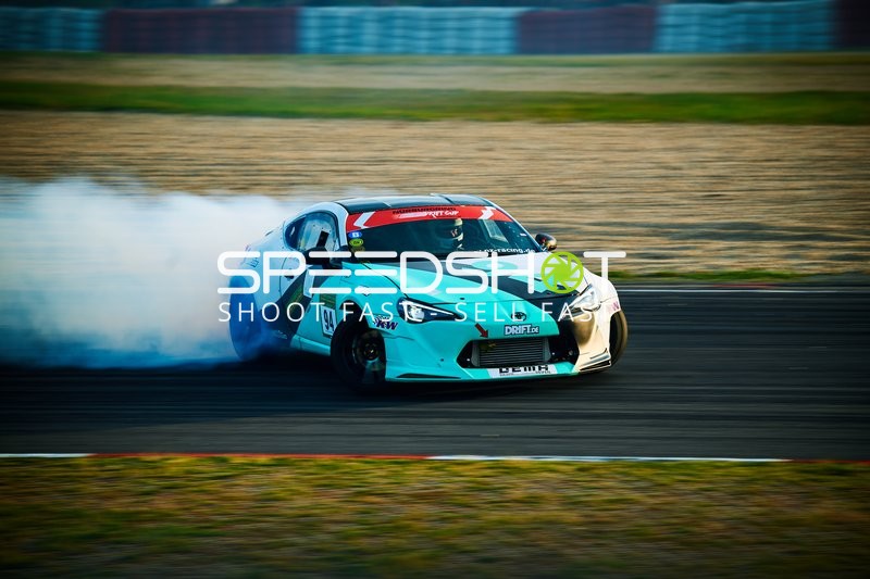 Auto mit Nr. 94 driftet