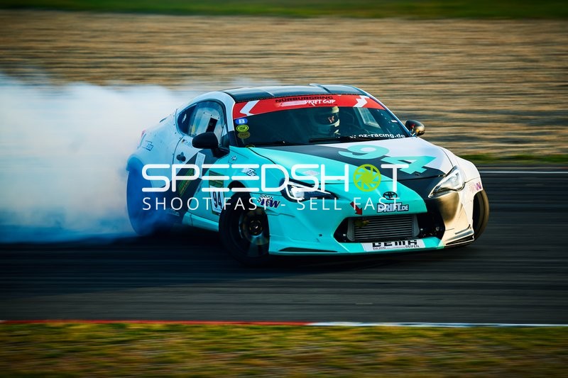 Rennfahrzeug driftet auf der Rennstrecke