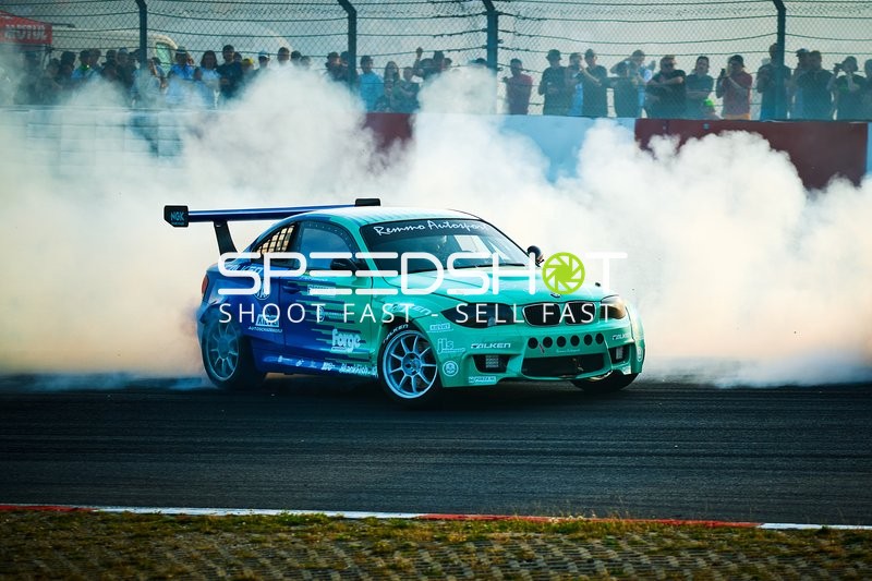 Rennfahrzeug driftet am Nürburgring