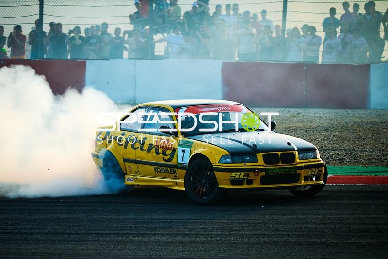 Driftwagen auf der Rennstrecke