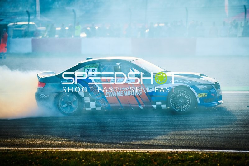 Rennfahrzeug driftet auf der Rennstrecke