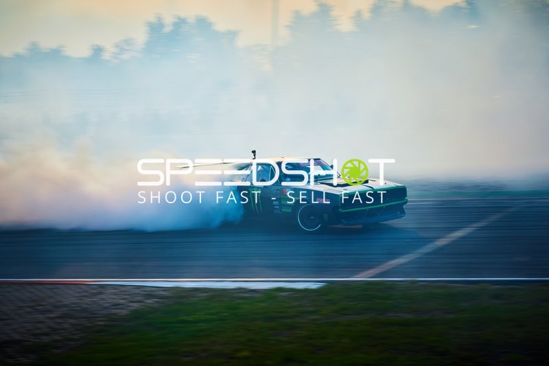 Auto driftet mit Rauch