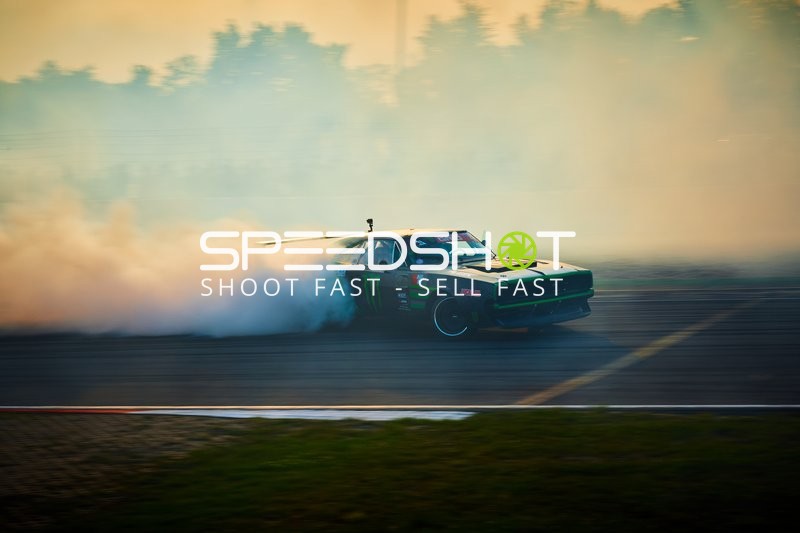 Muscle Car driftet auf der Rennstrecke